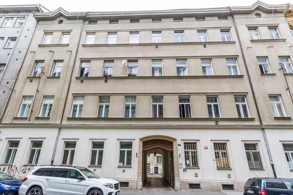 Stylish Apartment 5 Minutes Walk From City Center Prague Extérieur photo